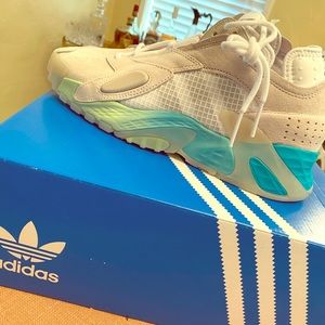 Men’s Adidas Streetball tennis shoes.